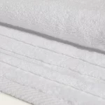 toalla de baño blanca