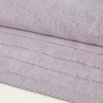 toalla de baño en malva