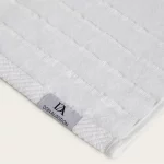 toalla de baño blanca en algodón