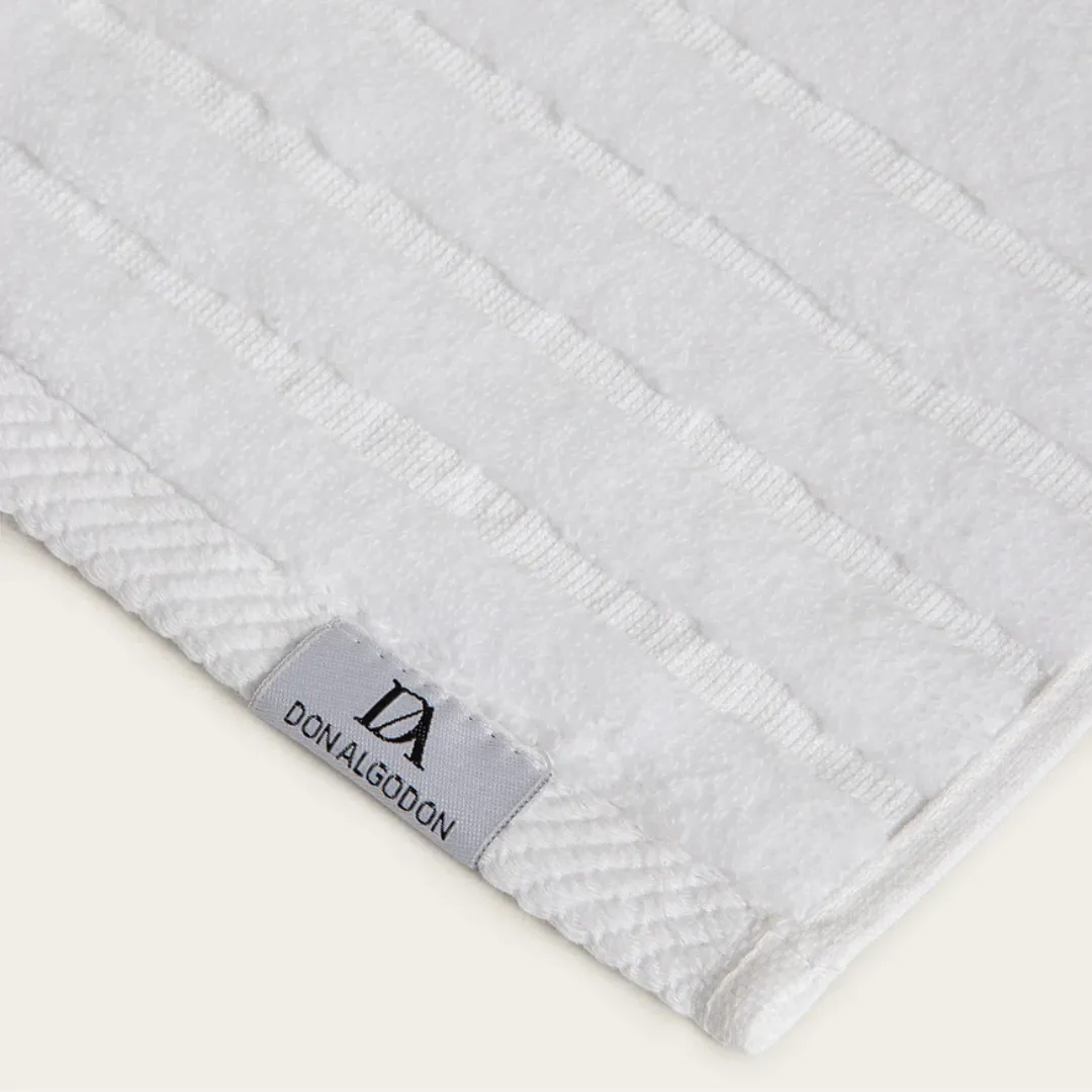 toalla de baño blanca en algodón