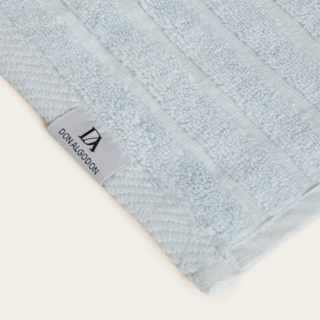 toalla de baño celeste en algodón