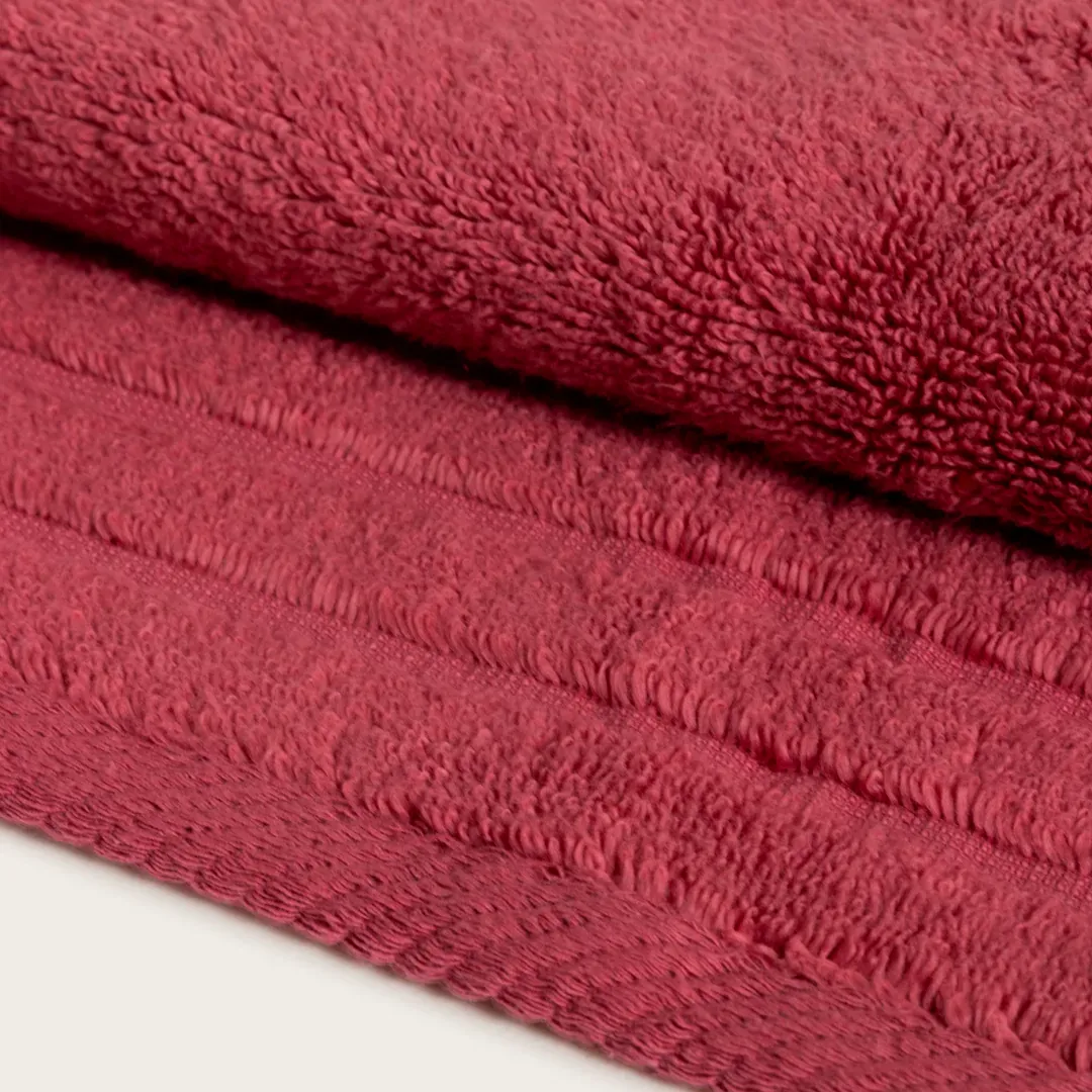 Toalla para baño en color vino tinto